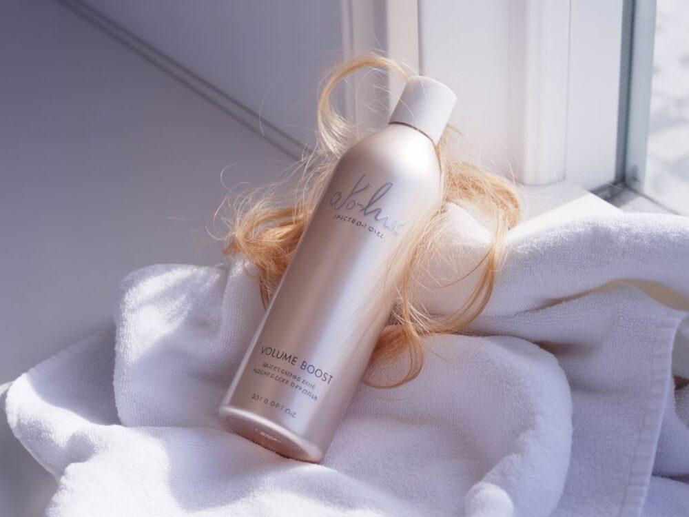 delikatne pasma cienkich włosów