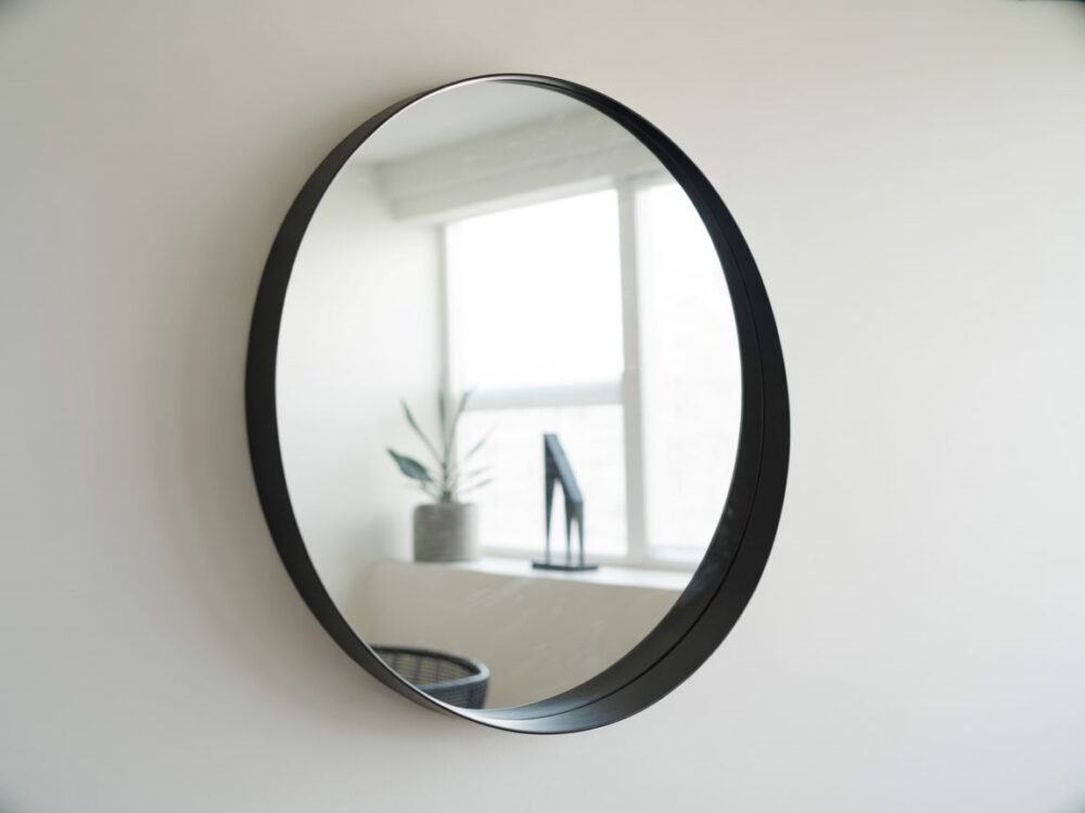 duże lustro na ścianie