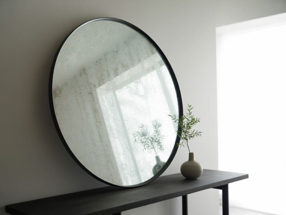 lustro w czarnej ramie