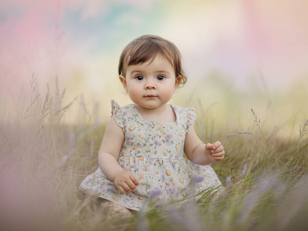 niemowlę w kolorowej sukience