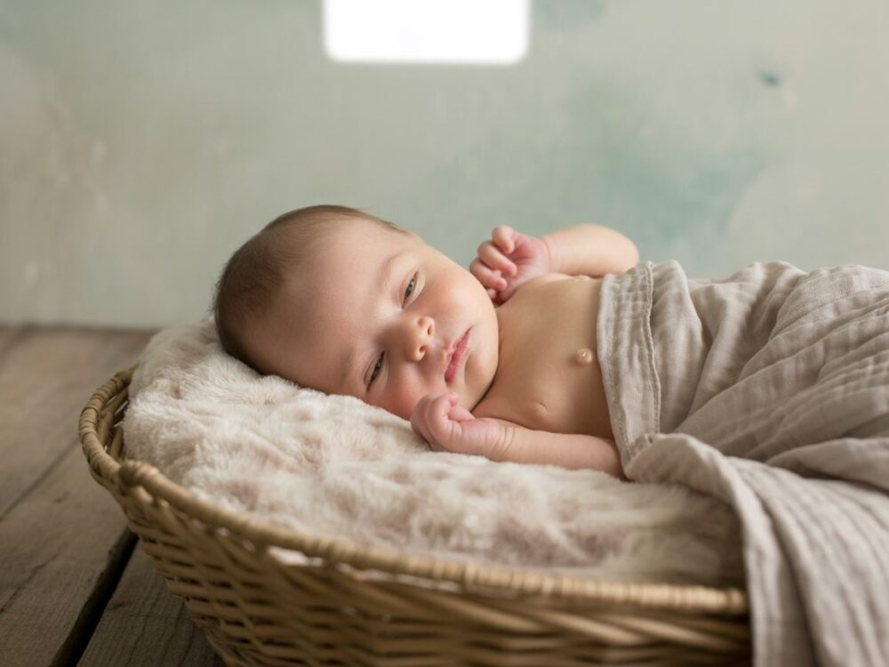 noworodek śpiący w rożku