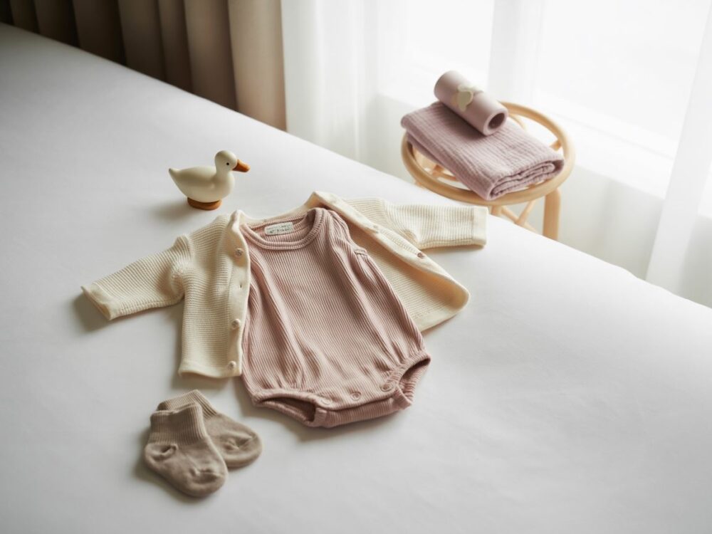 stylizacja ubranek niemowlęcych
