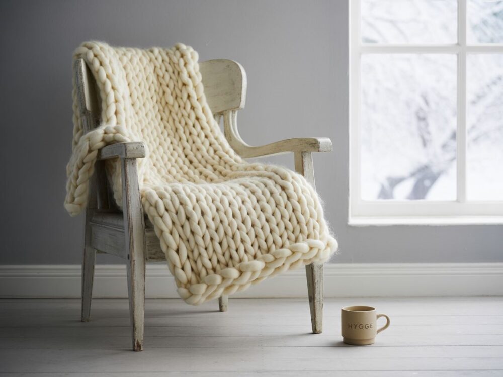 stylowy mężczyzna w okularach