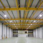 Wnętrze nowoczesnej hali przemysłowej